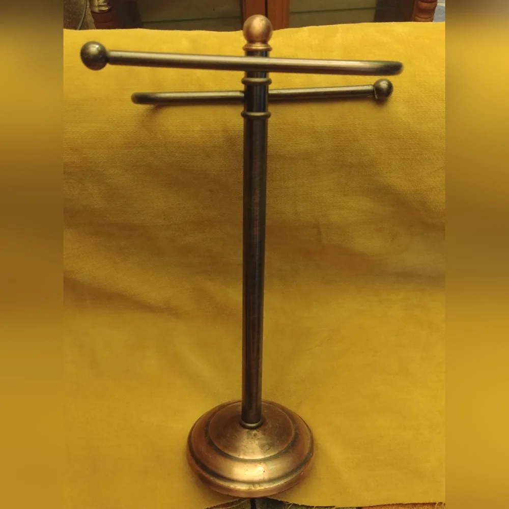 Metallic towel rack